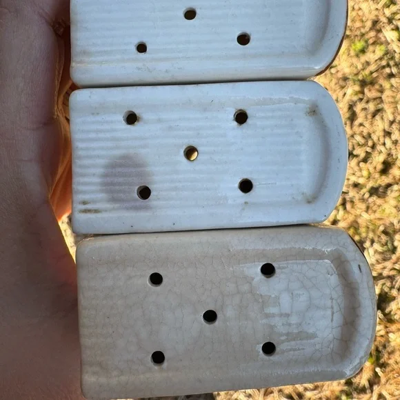 VINTAGE DECORATIVE COLLECTIBLE BOOK SHAPED SALT CLOVES PEPPER SHAKERS W/ ROOSTER - Picture 6 of 8